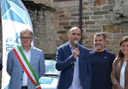 L'assessore al Commercio Diego Bressi saluta i convenuti all'inaugurazione